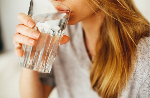 Uống nước đầy đủ giúp da khỏe đẹp từ bên trong