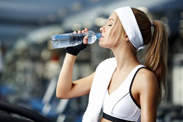 Vì sao cần uống nước khi tập gym